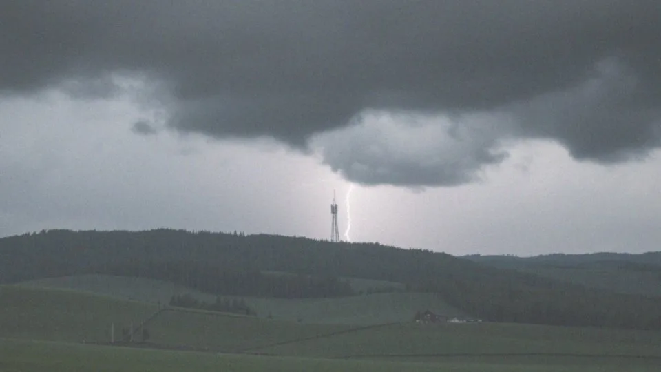 Jak burze i zjawiska atmosferyczne wpływają na zasięg sieci komórkowej?