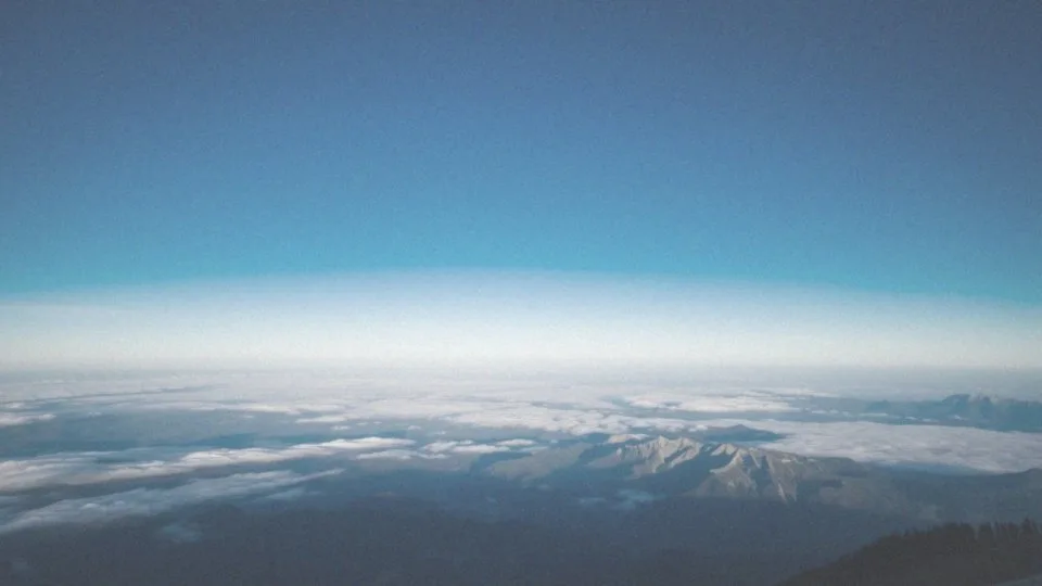 Jak wysokość 100 km wpływa na atmosferę?